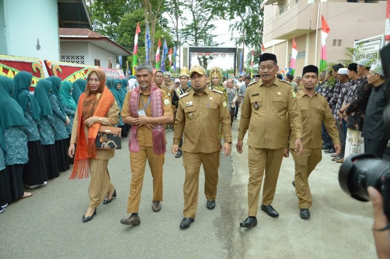 Pj Bupati Aceh Besar Muhammad Iswanto SSTP MM menyambut tim penilai Lomba Gampong Tingkat Provinsi Aceh tahun 2023 di Gampong Lubok Batee, Kecamatan Ingin Jaya, Senin (8/5/2023). 