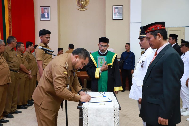 Pj Bupati Aceh Besar, Muhammad Iswanto menandatangani berkas pelantikan 72 pejabat struktural mencakup jabatan administrator dan pengawas di lingkungan Pemerintah Kabupaten Aceh Besar, di Aula Meuligoe Bupati Aceh Besar, Kota Jantho, Senin, (8/5/2023). 