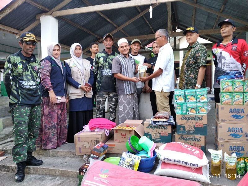 Kabid Linjamsos Munawar,SKM, MSi menyerahkan bantuan masa panik kepada korban kebakaran di Dayah Darul Mukhlisin Gampong Lamjamee Dayah, Kecamatan Simpang Tiga, Kabupaten Aceh Besar, Kamis (11/05/2023) Foto Dok Dinsos