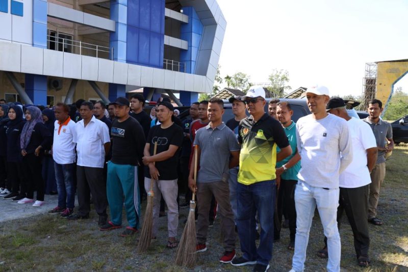 Menjelang pelaksanaan gelar Teknologi Tepat Guna (TTG) Tingkat Provinsi Aceh ke-24 tahun 2023 yang berlangsung di kompleks Jantho Sport City (JSC), para ASN dan tenaga kontrak jajaran Pemkab Aceh Besar melaksanakan gotong royong massal, Rabu (17/5/2023).