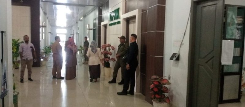 Petugas keamanan berjaga jaga didepan pintu rapat lantai I DPRK Abdya
