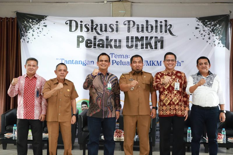Pj Bupati Aceh Besar, Muhammad Iswanto SSTP MM bersama Nahrawi Noerdin foto bersama Kadisperindag Aceh, Pimpinan BSI, Bank Syariah Aceh (BAS) dan BTN usai membuka Diskusi Publik Pelaku UMKM dengan Tema 