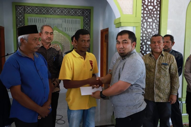 Pj Bupati Aceh Besar Muhammad Iswanto SSTP MM menyerahkan bantuan kepada korban musibah angin kencang dan Kebakaran di Kecamatan Lembah Seulawah, Aceh Besar, Kamis (1/6/2023).