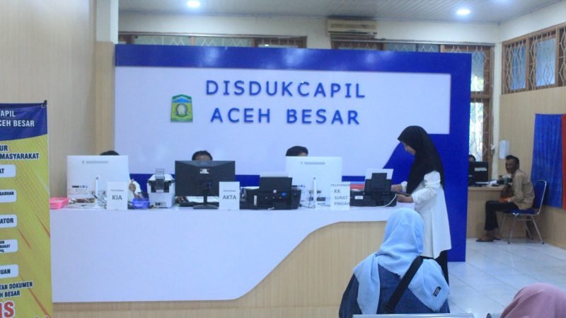 Petugas Disdukcapil Aceh Besar sedang melakukan perekaman adminduk masyarakat di Kantor Disdukcapil Aceh Besar di Kota Jantho, Rabu (21/6/2023). 