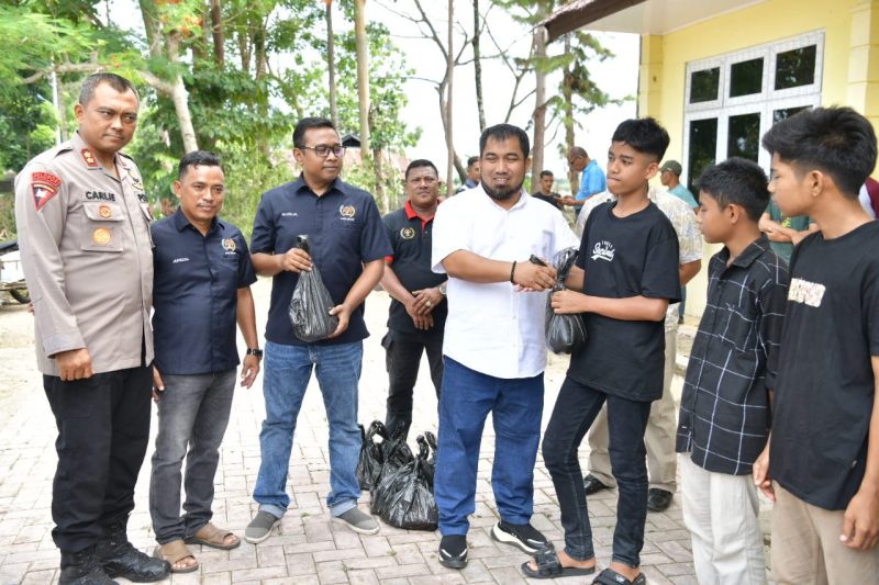 Pj Bupati Aceh Besar, Muhammad Iswanto S.STP, MM, Kapolres Aceh Besar AKBP Charlie Syahputra Bustaman SIK MH, dan Ketua PWI Aceh Besar, Jufrizal serta pengurus PWI Aceh Besar foto bersama usai menyerahkan secara simbolis daging meugang kepada anak yatim dan janda dari wartawan, di Sekretariat PWI Aceh Besar, Kota Jantho, Rabu (28/062023).
