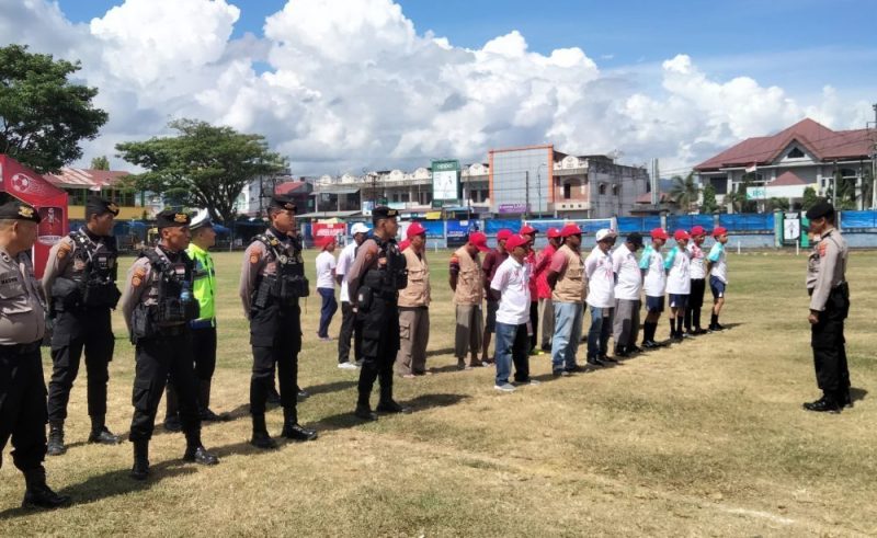 Kasat Samapta Polres Abdya, Iptu Reka Teruna Hasra memberikan arahan kepada personil keamanan dan panitia 