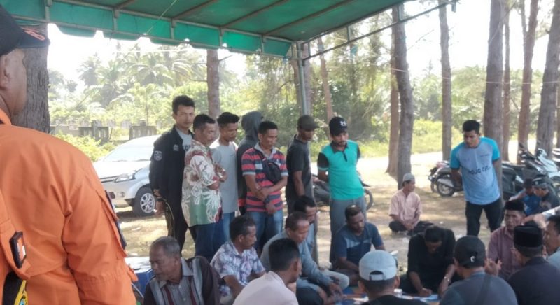 Warga berkoordinasi di posko darurat yang didirikan secara sukarela sebelum melakukan pencarian 