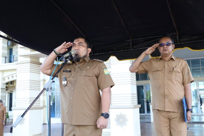 Pj Bupati Aceh Besar Aceh Besar Muhammmad Iswanto S.STP, MM bertindak selaku Pembina Apel Gabungan OPD dalam rangka Hari Kelautan Nasional Tahun 2023 di halaman Kantor Bupati Aceh Besar, Senin (3/7/2023). 