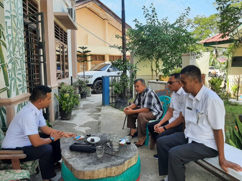Camat Ingin Jaya Al Mubarak AKbar sedang melayani salah satu masyarakat yang berkonsultasi mengenai pemilihan Keuchik secara serentak, bertempat di Kantor Camat Kecamatan Ingin Jaya, Aceh Besar, Rabu (05/07/2023). 