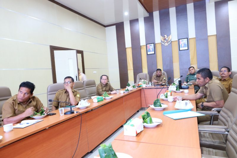 Pj Bupati Aceh Besar Aceh Besar Muhammmad Iswanto S.STP, MM yang diwakili Sekdakab Aceh Besar Drs. Sulaimi, M.Si, bersama unsur Forkopimda, TNI, Polri, pejabat BPS, dan OPD terkait mengikuti zoom meeting terkait dengan koordinasi pengendalian inflasi daerah dengan Menteri Dalam Negeri Prof Tito Karnavian di ruang rapat Lantai III Kantor Bupati Aceh Besar, Senin (10/7/2023).