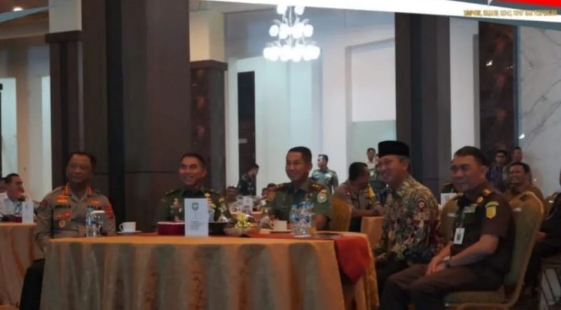 Pj Bupati Aceh Besar Muhammad Iswanto diwakili Staf Ahli Makmun MT menghadiri serta menyaksikan langsung KASAD Award 2023 yang digelar secara Virtual, di Gedung Malahayati, Lantai I Makodam IM, Banda Aceh, Senin (10/07/23) malam. 