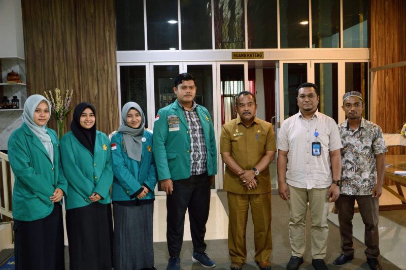 Pj Bupati Aceh Besar diwakili Asisten II Sekdakab Aceh Besar, M Ali SSos, MSi didampingi foto bersama dengan BEM Fakultas Keperawatan Universitas Syiah Kuala terkait pelaksanaan Gerakan Mahasiswa Keperawatan Peduli Masyarakat (GEMPAR) di Aula Dekranasda Aceh Besar, Gampong Gani, Selasa (11/7/2023). 