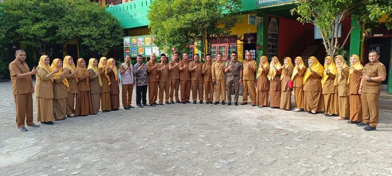 Sekda Aceh Besar Sulaimi didampingi sejumlah kepala OPD menyapa murid-murid saat meninjau penerapan masa perkenalan bagi peserta didik baru pada sekolah SD/MIN di wilayah Kabupaten Aceh Besar, kegiatan tersebut berlangsung di Sekolah Dasar (SD) Negeri Garot Kecamatan Darul Imarah, Aceh Besar, Senin (17/07/2023). 