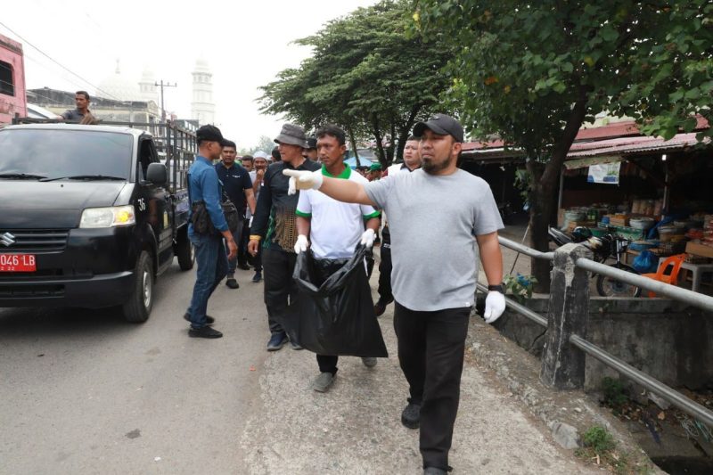 Pj Bupati Aceh Besar, Muhammad Iswanto S.STP, MM bersama sejumlah Kepala OPD kembali melakukan aksi satu jam gotong royong pungut sampah di Pasar Induk Lambaro, Kecamatan Ingin Jaya, Kabupaten Aceh Besar, Sabtu (22/07/2023) pagi.