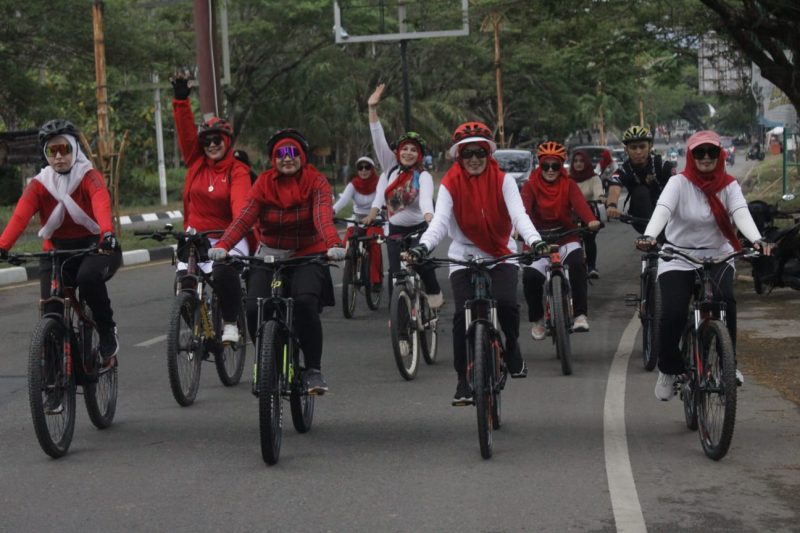 Pj Ketua TP- PKK Aceh Besar Cut Rezky Handayani S.IP. MM bersama Ketua PIA Ardhya Garini Cb 20/D.I Lanud SIM Ny Septi Yoyon dan Sejumlah Kepala OPD bersama Istri serta sejumlah Ketua TP-PKK se-Kecamatan mengikuti gowes pada Hari Bakti ke-76 TNI AU, di Blang Bintang, Aceh Besar, Minggu (30/7/2023).