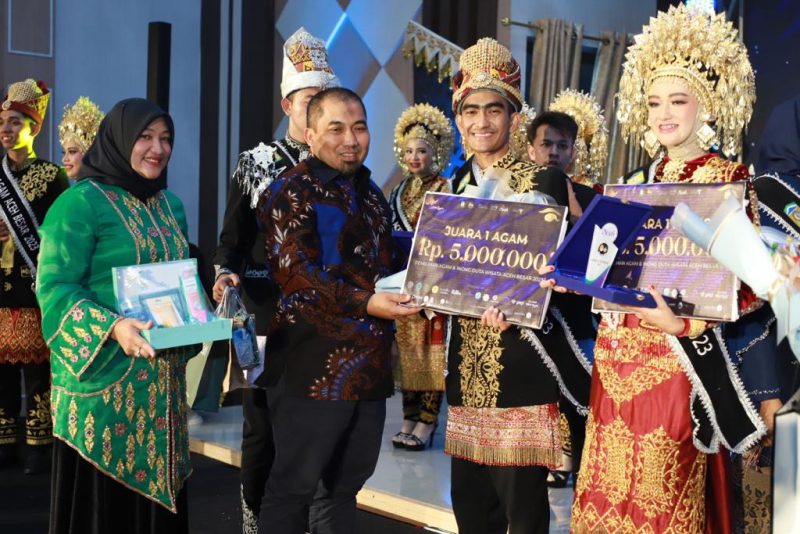 Pj Bupati Aceh Besar Muhammad Iswanto, S.STP, MM didampingi Pj Ketua TP-PKK Kabupaten Aceh Besar Cut Rezky Handayani S.IP. MM menyerahkan plakat dan uang pembinaan kepada Duta Wisata Aceh Besar tahun 2023 di BPMP Provinsi Aceh, Gampong Niron, Kecamatan Suka Makmur, Aceh Besar, Sabtu (29/7/2023) malam.