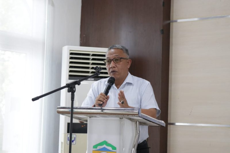 Asisten I Sekdakab Aceh Besar, Farhan AP, mewakili Pj Bupati Aceh Besar, Muhammad Iswanto, SSTP, MM, memberikan sambutan sekaligus membuka Diseminasi hasil audit kasus stunting Kabupaten Aceh Besar 2023, di Aula Kantor Bappeda Kota Jantho, Aceh Besar, Senin (31/07/2023).