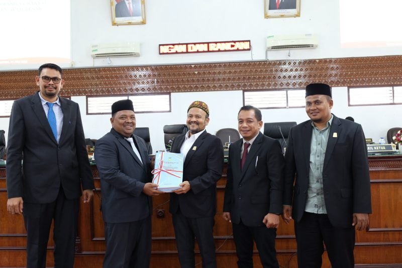 Pj Bupati Aceh Besar Muhammad Iswanto, S.STP MM yang diwakili Sekdakab Aceh Besar Drs Sulaimi M.Si menyerahkan Pengantar Nota Keuangan dan Rancangan Qanun-qanun Kabupaten Aceh Besar Tahun 2022 dan 2023 diterima Pimpinan DPRK, pada Rapat Paripurna ke-3 DPRK Aceh Besar di Gedung DPRK Aceh Besar, Senin (31/7/2023).