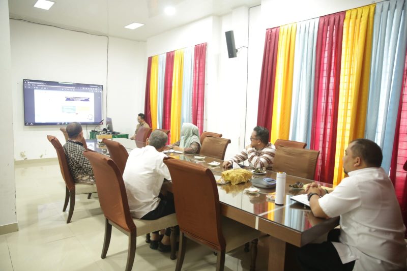 Pj Bupati Aceh Besar Muhammad Iswanto SSTP MM mengikuti zoom meeting dengan Dirjen Otda Kemendagri Dr Drs Akmal Malik MSi terkait kebijakan Penjabat Kepala Daerah dalam melakukan mutasi Jabatan Pimpinan Tinggi di Aula Dekranasda, Gampong Gani, Kecamatan Ingin Jaya, Jumat (4/8/2023).