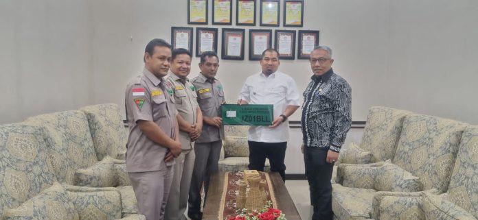 Pengurus RAPI Wilayah Aceh Besar saat menyerahkan Callsign “JZ01BLL” kepada Pj Bupati Aceh Besar, Muhammad Iswanto, Asisten I Sekdakab Farhan AP, di Kantor Dekranasda Aceh Besar, Gampong Gani, Kecamatan Ingin Jaya, Aceh Besar, Jumat (4/8/2023).