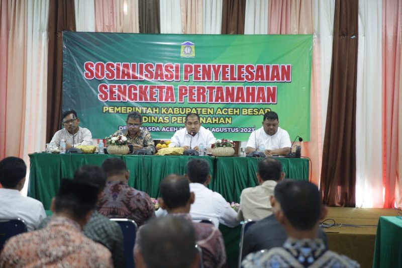 Pj Bupati Aceh Besar Muhammad Iswanto didampingi Sekda Aceh Besar Sulaimi membuka sosialisasi penyelesaian sengketa pertahanan di wilayah Kabupaten Aceh Besar, di Aula Dekranasda Aceh Besar, Gampong Gani, Kecamatan Ingin Jaya, Aceh Besar, Jumat (04/08/2023). 