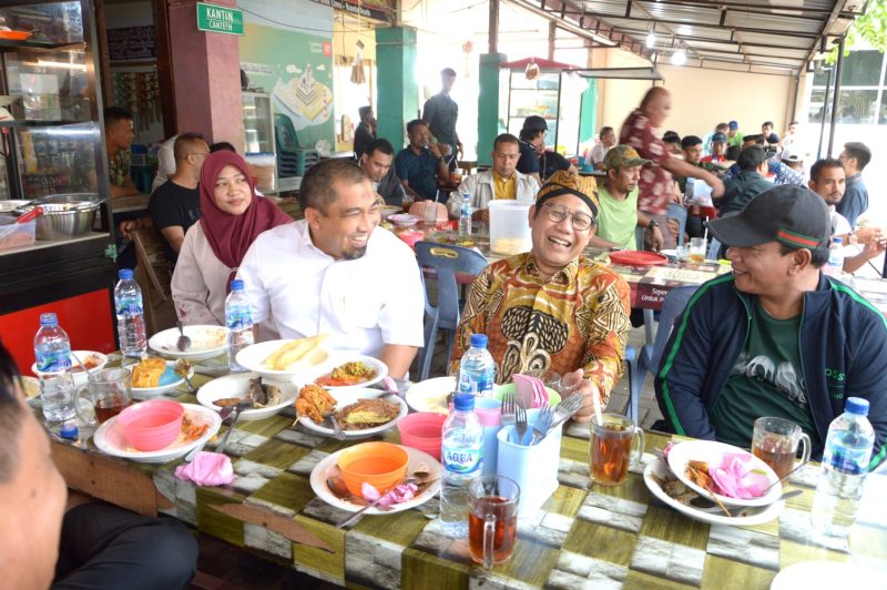 Pj Bupati Aceh Besar, Muhammad Iswanto SSTP MM didampingi istri makan siang bersama Mendes PDTT, Dr. (HC) Drs. A. Halim Iskandar, MPd di salah satu Warung, di Komplek Pelabuhan Ulee Lheue, Kecamatan Meuraxa, Banda Aceh, sebelum berangkat kembali mengunjungi Pulo Aceh, Minggu (06/08/2023).