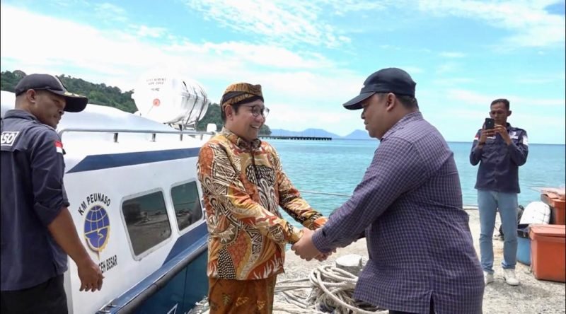 Sekdakab Aceh Besar Drs. Sulaimi, MSi menyambut Menteri Desa, Pembangunan Daerah Tertinggal Dan Transmigrasi Republik Indonesia, Dr. (HC) Drs. Abdul Halim Iskandar, M.Pd saat mengunjungi Gampong Pasi Janeng Kemukiman Pulau Nasi Kecamatan Pulo Aceh, Minggu (6/08/2023).