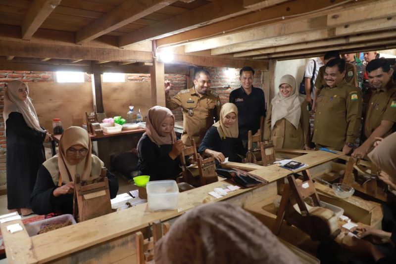 Pj Bupati Aceh Besar meninjau gudang produksi rokok HABA di Gampong Lambeugak Kecamatan Kuta Cot Glie, Senin (7/8/2023).