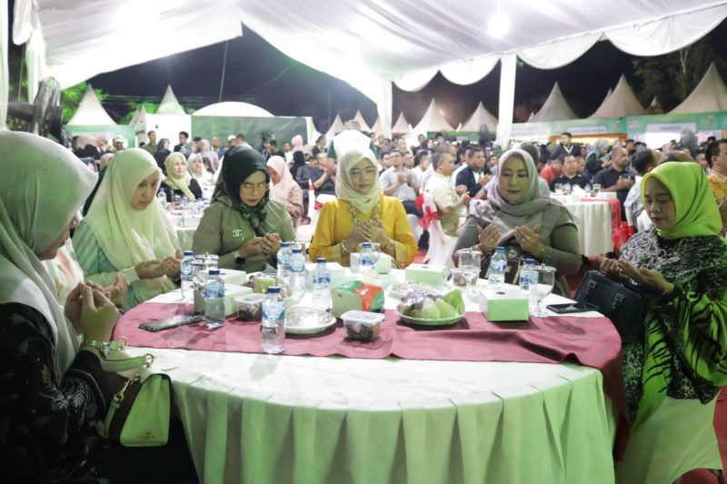 Pj Bupati Aceh Besar Muhammad Iswanto diwakili Staf Ahli Bidang Hukum dan Politik Anita menghadiri malam penutupan HUT Bank Aceh ke-50 dengan mengangkat tema 