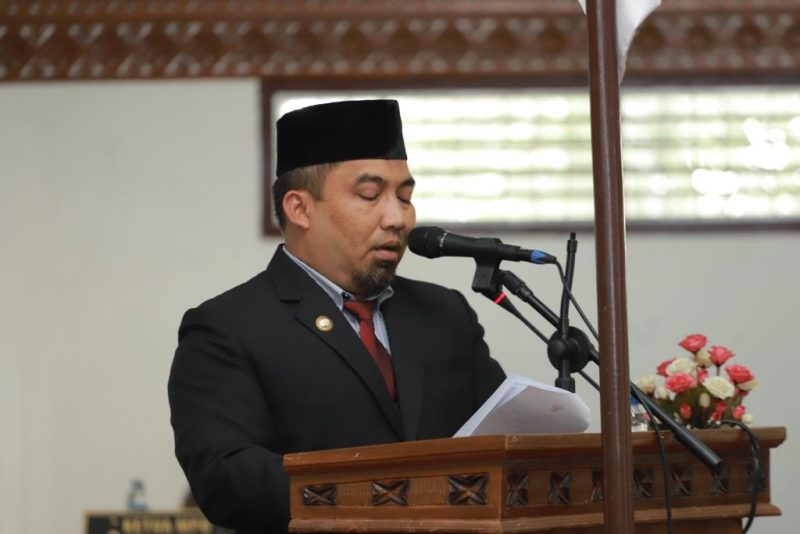 Pj Bupati Aceh Besar Muhammad Iswanto, S.STP MM saat menghadiri Rapat Paripurna DPRK Aceh Besar terhadap Rancangan Qanun Kabupaten Aceh Besar tentang Pertanggungjawaban Pelaksanaan APBK Aceh Besar Tahun Anggaran 2022 dan Rancangan Qanun Kabupaten Aceh Besar tentang Bangunan Gedung dipimpin Ketua DPRK Iskandar Ali MSi, di Gedung DPRK Aceh Besar, Selasa (8/8/2023).