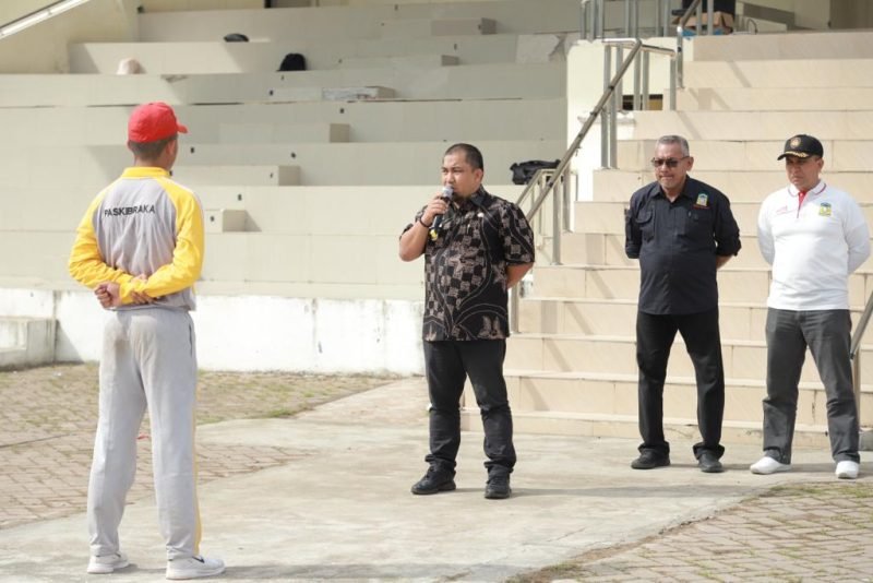 Pj Bupati Aceh Besar, Muhammad Iswanto, SSTP, MM, memberikan motivasi anggota pasukan pengibar bendera (Paskibra) Kabupaten Aceh Besar di Lapangan Bungong Jeumpa, Kota Jantho, Kamis (10/8/2023).