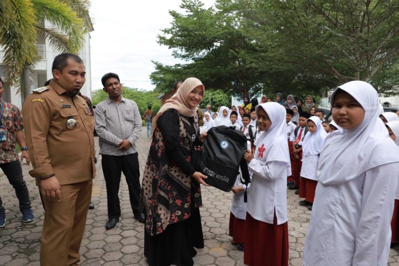 Pj Bupati Aceh Besar Muhammad Iswanto S.STP MM bersama Bunda PAUD Aceh Besar Cut Rezky Handayani SIP MM foto bersama usai menyerahkan paket pendidikan dari Yayasan Baitul Mal BRILiaN kepada siswa, di Halaman Dekranasda Aceh Besar, Gampong Gani, Kecamtan Ingin Jaya, Selasa (15/8/2023) siang.