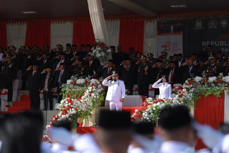 Pj Bupati Aceh Besar, Muhammad Iswanto SSTP MM inspektur upacara peringatan HUT ke-78 RI Tahun 2023, di Lapangan Bungong Jeumpa, Kota Jantho, Aceh Besar, Kamis (17/08/2023).
