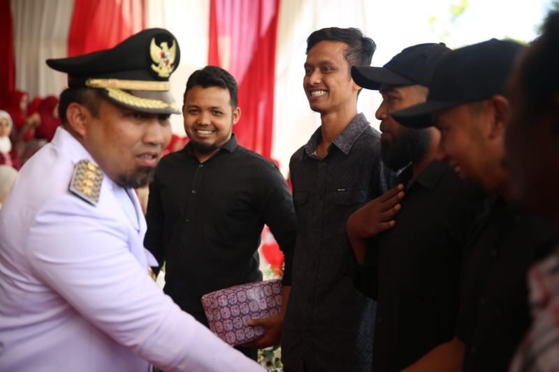 Pj Bupati Aceh Besar Muhammad Iswanto S.STP, MM menyalami mantan Narapidana Teroris usai upacara bendera HUT ke-78 Kemerdekaan RI di Lapangan Bungong Jeumpa, Kota Jantho, Kamis (17/08/2023) pagi.