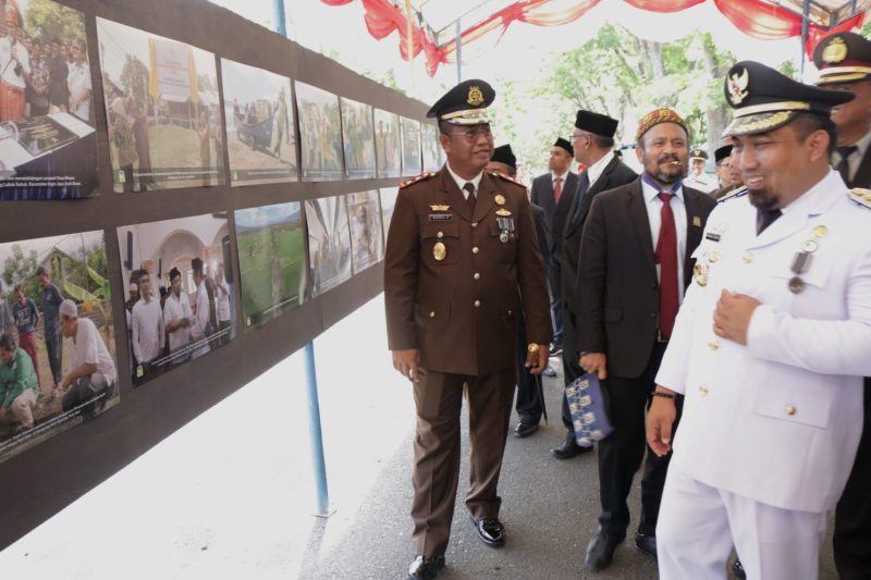 Pj Bupati Aceh Besar Muhammad Iswanto SSTP MM bersama unsur Forkopimda menyaksikan pameran foto pembangunan Aceh Besar dalam rangka mempringati HUT RI Ke-78 Tahun 2023 di Lapangan Bungong Jeumpa, Kota Jantho, Aceh Besar, Kamis (17/08/2023).