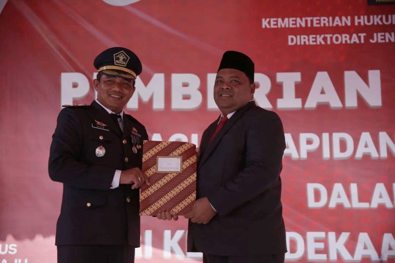 Sekdakab Aceh Besar, Drs, Sulaimi, MSi, menyerahkan surat remisi dari Kemenkumhan kepada Plt, Kepala Rutan II B Kota Jantho, Muhammad Nasir, SH, MH, saat penyerahan remisi di Rutan II B, Kota Jantho, Kamis (17/8/2023).