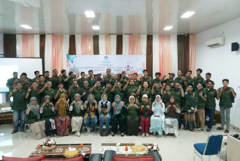Sekdis Pendidikan dan Kebudayaan Kabupaten Aceh Besar Fakhrurrazi, SE, foto bersama peserta Lokakarya Piasan Aceh Rayeuk yang telah berlangsung selama 3 hari di Aula Dekranasda Aceh Besar, Gampong Gani, Kecamatan Ingin Jaya, Rabu (23/8/2023). 