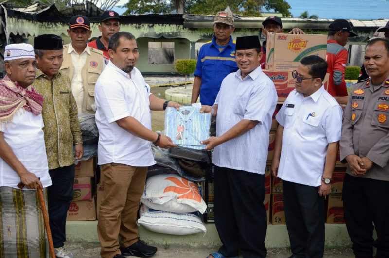 Pj Bupati Aceh Besar, Muhammad Iswanto SSTP MM bersama Plt Kadis Sosial Aceh Devi Riansyah, A.Ks, M.Si dan Kadis Sosial Aceh Besar Bahrul Jamil SSos MSi menyerahkan bantuan masa panik diterima Pimpinan Pesantren Modern Gontor 8 Aceh, Al-Ustaz HM Husni Kamil Djaelani MAg, di Gampong Meunasah Baro, Kecamatan Seulimuem, Aceh Besar, Rabu (24/08/2023).