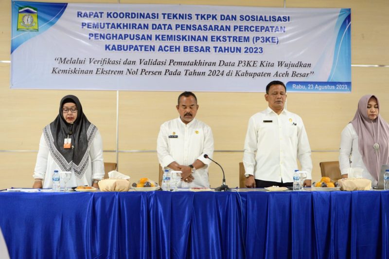 Asisten II, M. Ali, S.Sos, M.Si didampingi Staf Ahli, Ir Makmun MT dan Kepala Bappeda Aceh Besar, Rahmawati SPd serta Perwakilan Bappeda Aceh, Hasrati Ali menghadiri rakor Teknis TKPK dan Sosialisasi P3KI Tahun 2023 di Kantor Beppeda, Aceh Besar, Selasa (23/08/2023).