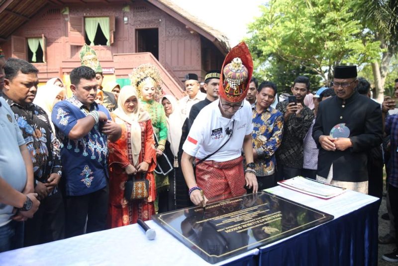 Menteri Pariwisata dan Ekonomi Kreatif (Menparekraf) RI, Sandiaga Salahuddin Uno menandatangani prasasti Desa Wisata saat melakukan kunjungan ke Gampong Lubuk Sukon, Kecamatan Ingin Jaya, Aceh Besar, Kamis (13/04/2023) yang lalu.