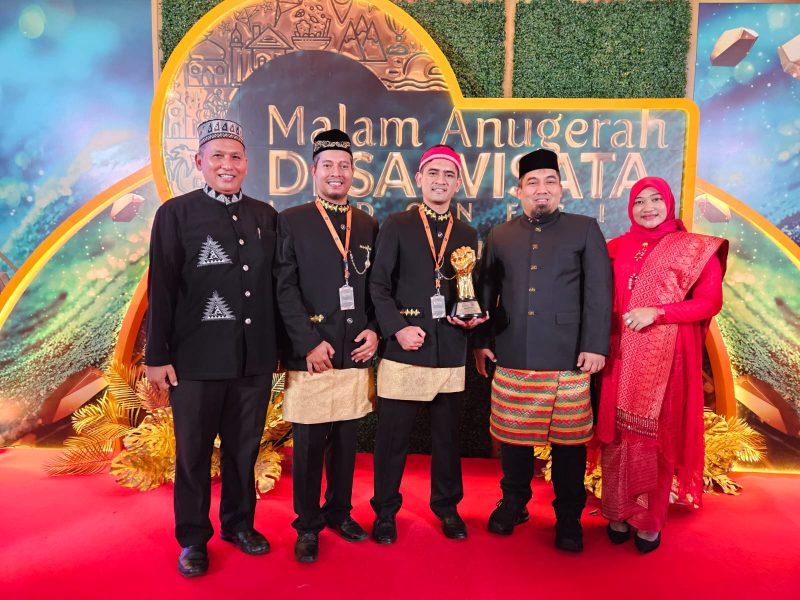 Pj Bupati Aceh Besar, Muhammad Iswanto SSTP MM, bersama Ketua TP PKK Cut Rizky Handayani SIP MM, dan Kadisparpora Abdullah SSos foto bersama usai menerima hadiah Harapan II, malam Anugerah Desa Wisata Indonesia tahun 2023 di TMII Jakarta, Minggu (27/8/2023).