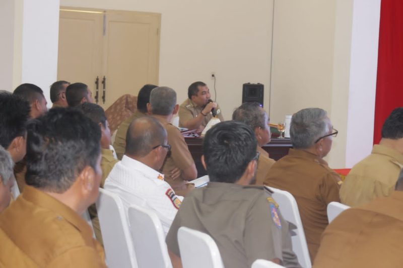 Pj Bupati Aceh Besar, Muhammad Iswanto berbicara pada rapat pimpinan bersama Sekda dan seluruh kepala dinas serta camat Aceh Besar, di Meuligoe Bupati Aceh Besar, Kota Jantho, Senin (28/8/2023).