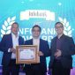 Direktur Utama Bank Aceh, Muhammad Syah, (tengah)!menerima penghargaan Infobank Awards 2023. Penghargaan diberikan oleh CEO Infobank Media Group, Eko B Supriyanto (kanan), didampingi Direktur Infobank Institute, Ruli. Penghargaan diberikan pada 28th Infobank Award 2023, di Jakarta, Jumat (25/08/2023).