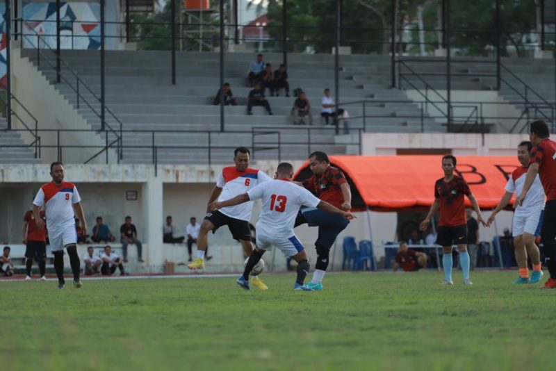 Pj Bupati Aceh Besar Muhammad Iswanto membawa bola saat laga Eksekutif Pemkab Aceh Besar dengan Tim Eksekutif Lanud SIM pada laga dimenangkan Aceh Beasr 2-0, dalam laga persahabatan kedua tim di Jantho Sport Center (JSC) Stadium, Kota Jantho, Rabu (30/08/2023) petang.