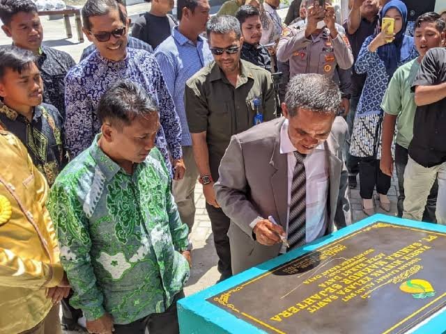 Syahrial mendampingi bupati Akmal Ibrahim saat peresmian PT SMS beberapa waktu lalu