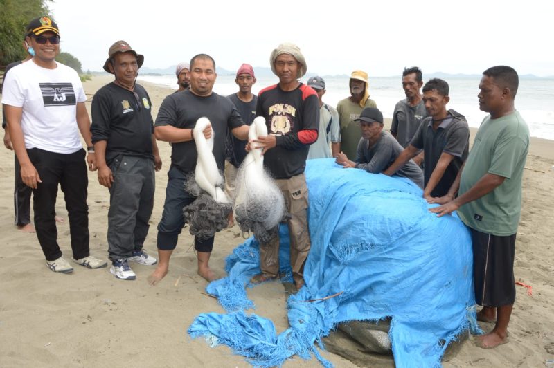 Pj Bupati Aceh Besar, Muhammad Iswanto SSTP MM memberikan bantuan berupa dua jaring untuk nelayan usai tarik pukat di perairan pantai Gampong Baro, Kecamatan Mesjid Raya, Aceh Besar, Sabtu (02/09/2023).