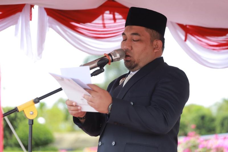 Pj Bupati Aceh Besar Muhammad Iswanto SSTP MM membacakan pidato Gubernur Aceh saat bertindak selaku Inspektur Upacara Hardikda ke-64 di Halaman Kantor Bupati Aceh Besar, Senin (4/9/2023).