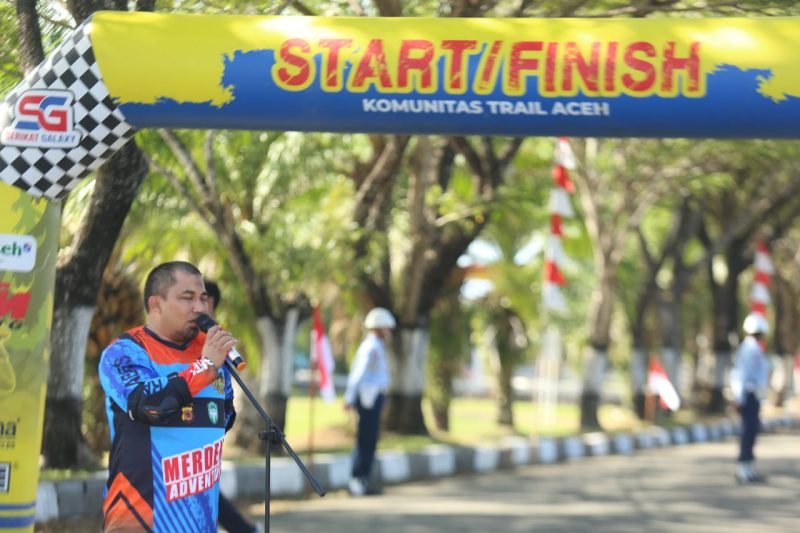 Pj. Bupati Aceh Besar Muhammad Iswanto, S.STP, MM memberikan sambutan sekaligus melepas para Rider RATA 5 dalam Rangka HUT RI Ke - 78 di Lanud SIM Blang Bintang, Sabtu (09/09/2023).