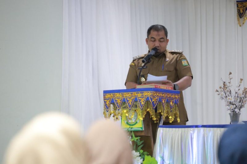 Pj Bupati Aceh Besar Muhammad Iswanto, S.STP MM memberikan sambutan dan sekaligus membuka Bimtek Replikasi Transformasi Perpustakaan Berbasis Inklusi Sosial, di Aula Wisma Atlet Kota Jantho, Selasa (12/9/2023).