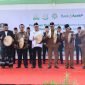 Dari Kiri ke Kanan : Pimpinan Ponpes Modern Al-Manar, Dr. Tgk. H. Ikram M. Amin, SS MPd, Direktur Utama Bank Aceh, Muhammad Syah, Kepala Kejaksaan Tnggi Aceh, Bambang Bachtiar SH MH,  Asisten Pemerintahan, Keistimewaan dan Kesejahteraan Aceh Setda Aceh, Azwadi AP MSI, Plt Kepala Dinas Pendidikan Dayah, Mus Mulyadi, dan Sekda Pemkab Aceh Besar, Sulaimi, menabuh rapa’I sebagai tanda dimulainya kegiatan Jaksa Masuk Dayah, Pondok Pesantren Modern Al Manar, Selasa, (12/09/2023).